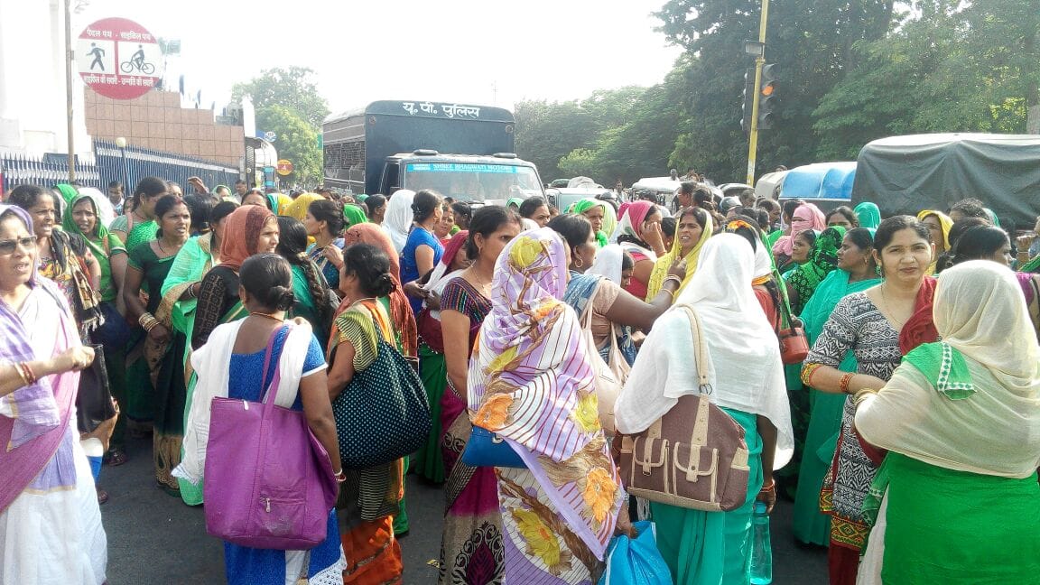 anganwadi workers protest in lucknow hazratgunj