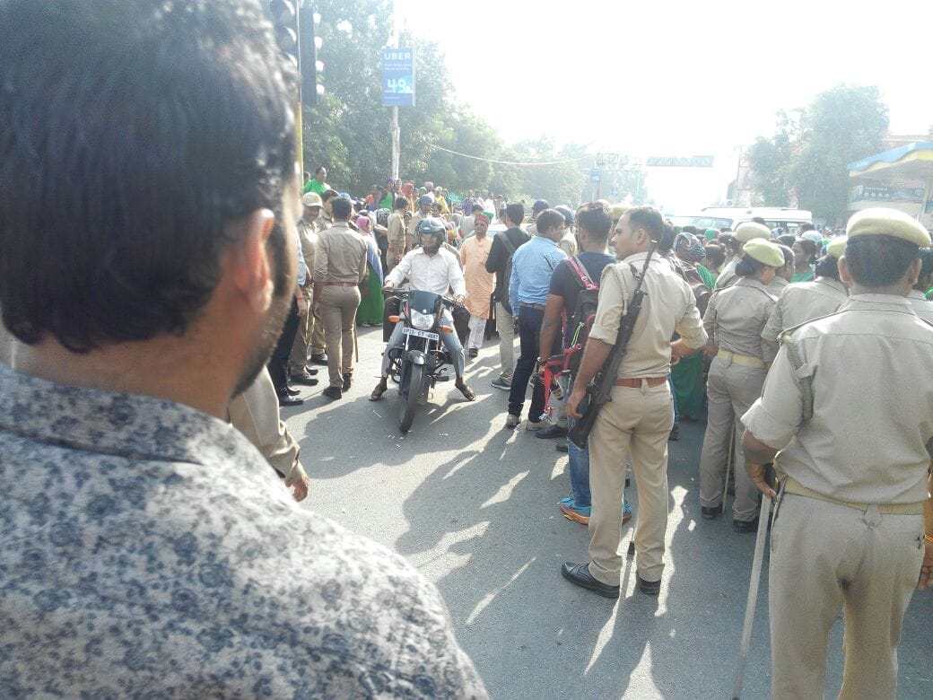 anganwadi workers protest in lucknow hazratgunj