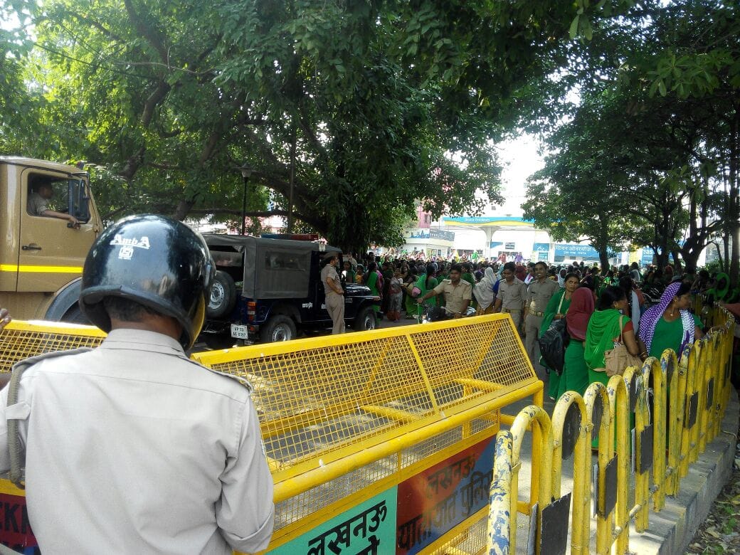 anganwadi workers protest in lucknow hazratgunj