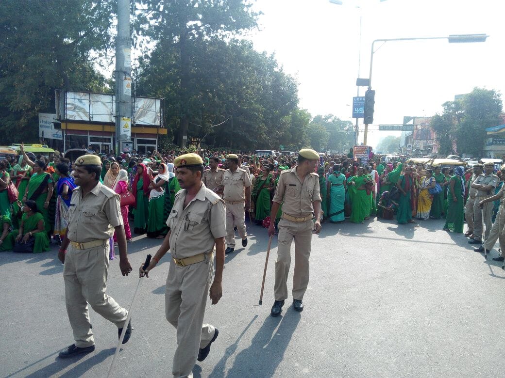 anganwadi workers protest in lucknow hazratgunj