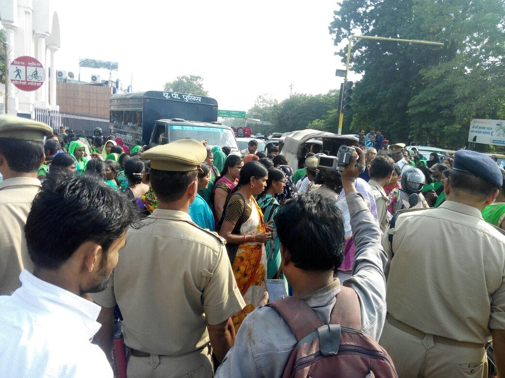 anganwadi workers protest in lucknow hazratgunj