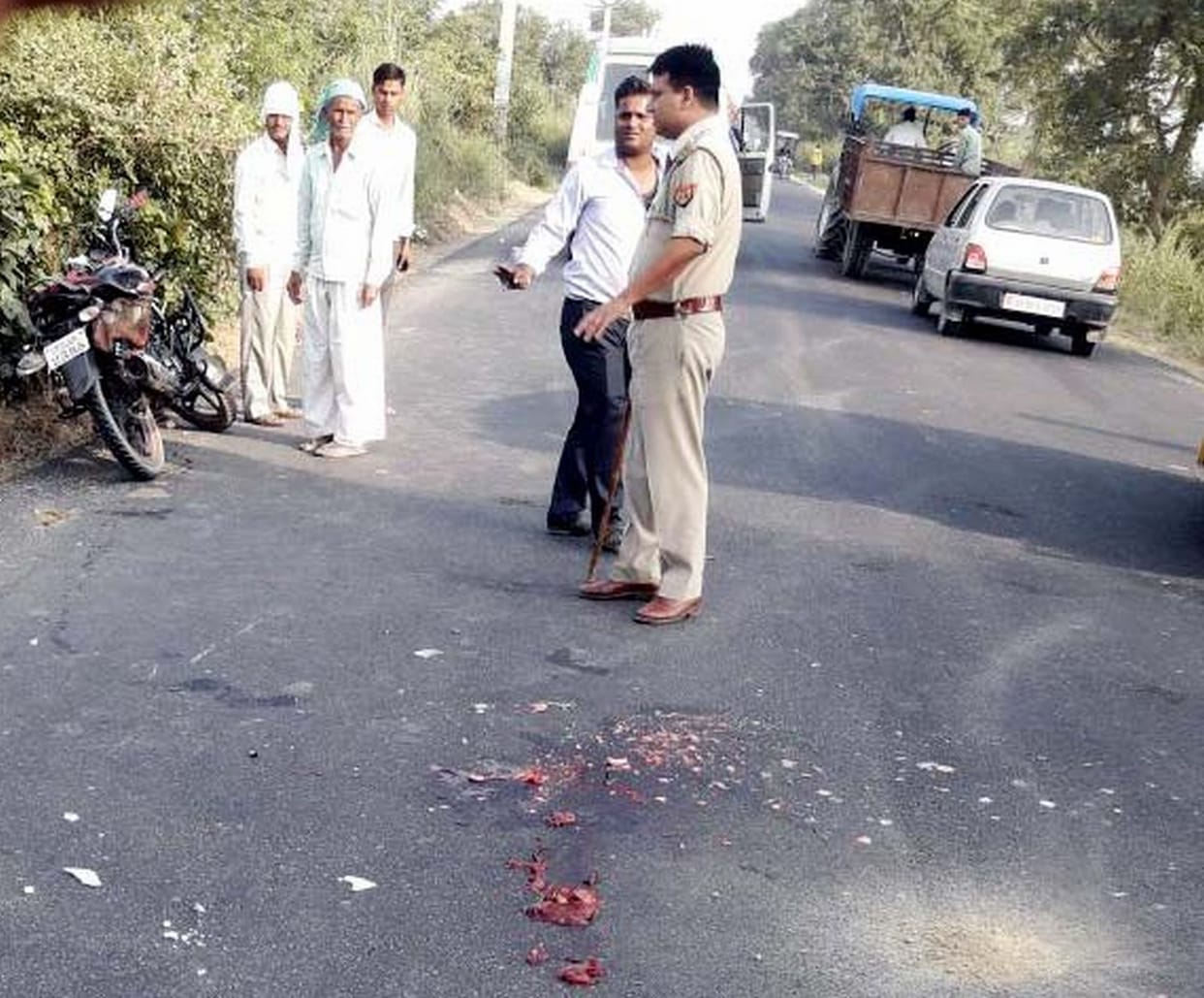 हाईवे पर निजी बस ने बाइक को रौंदा,मां-बेटे की मौत
