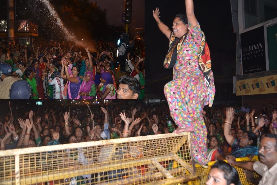  anganbadi workers protest in Lucknow.