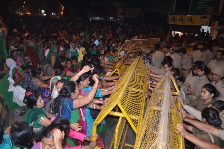  anganbadi workers protest in Lucknow.