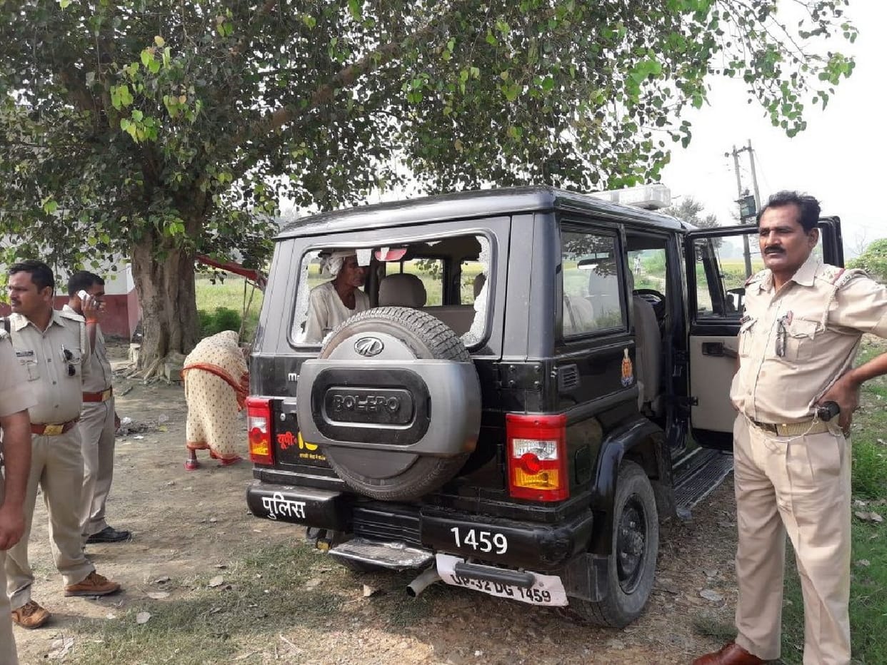 देवरिया में पुलिस पर हमला, दरोगा-सिपाही को पीटा