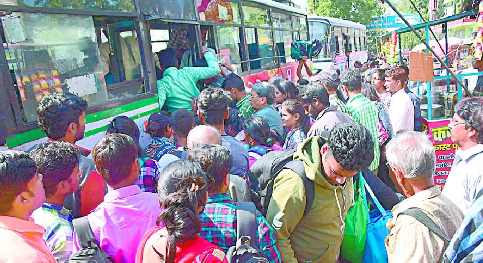 रोडवेज के इंतजाम फेल, वाहनों पर लटक कर किया  सफर