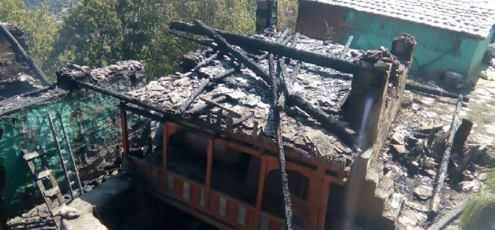 होली के जड़ौथा गांव में अग्निकांड, जले तीन व दो मंजिला मकान