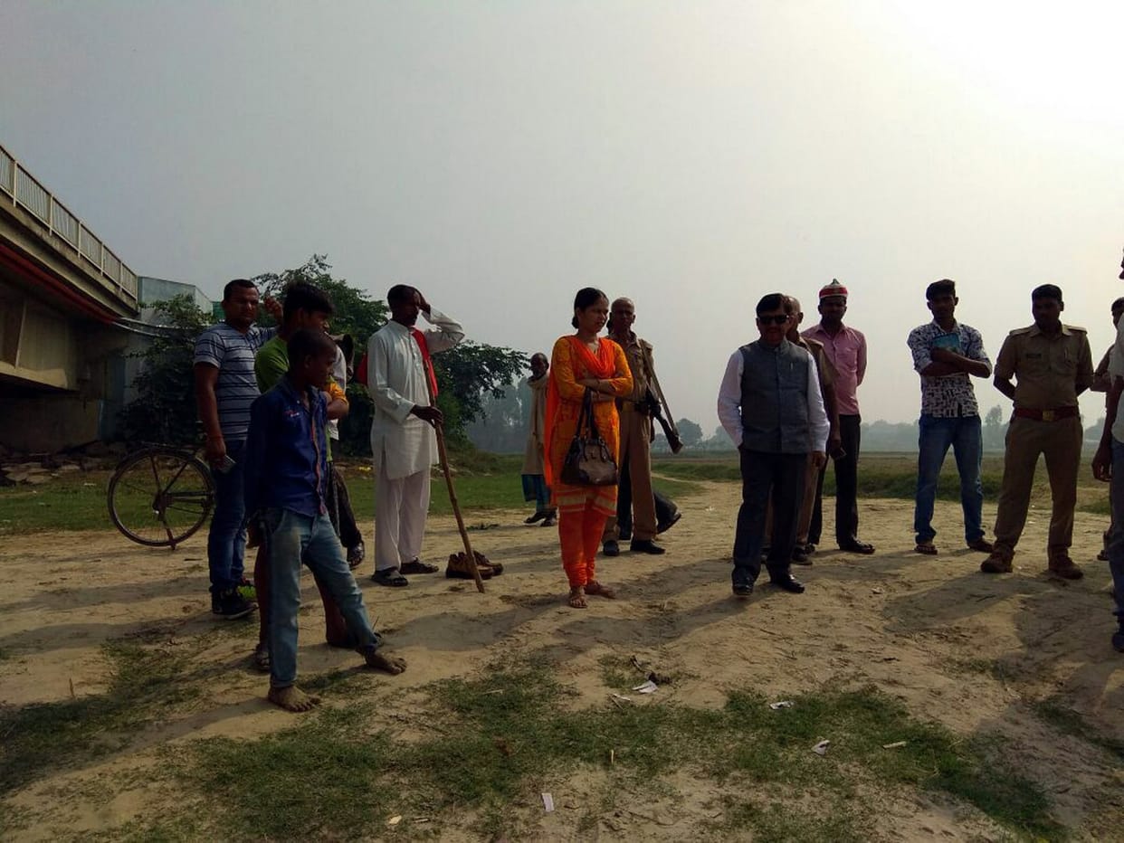 ट्रक चालक नदी में कूदा