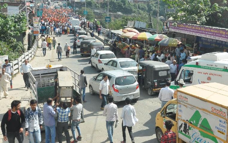 नेताओं के चक्कर में जनता बेहाल, जाम ने सताया