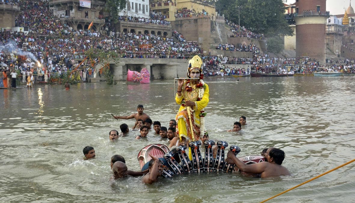 peदple gather in varanasi for watching nag nathaiya leela