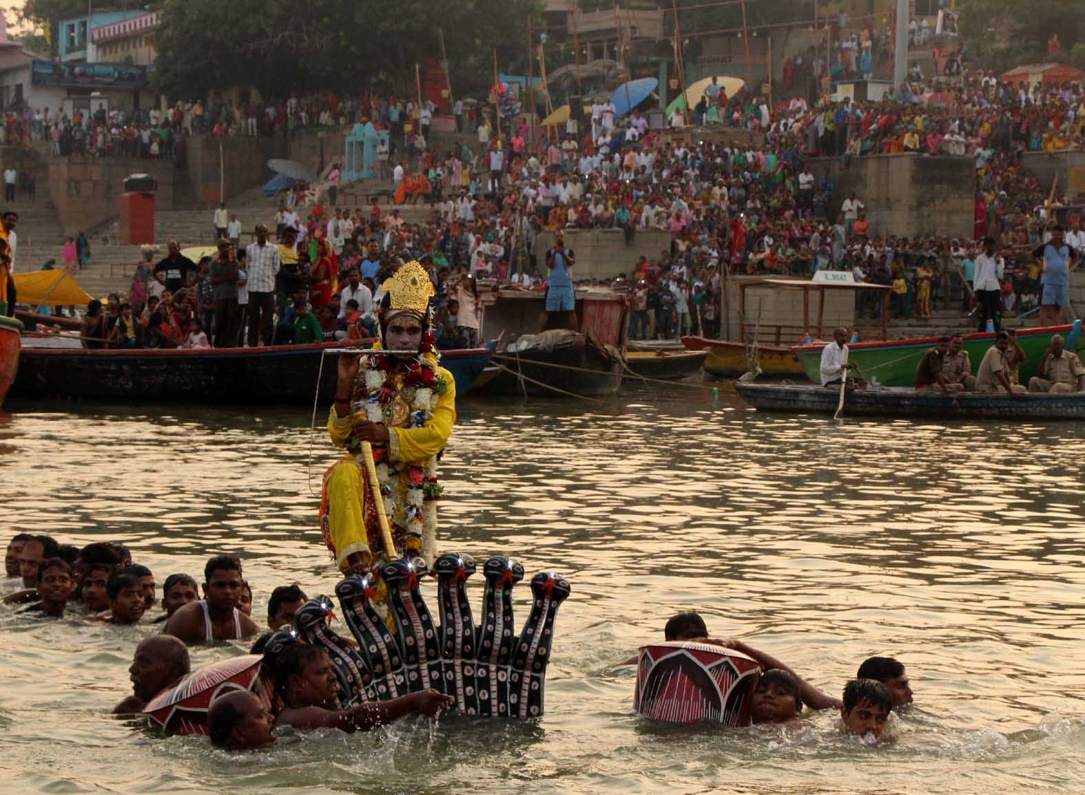 peदple gather in varanasi for watching nag nathaiya leela