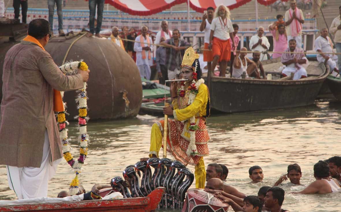 peदple gather in varanasi for watching nag nathaiya leela