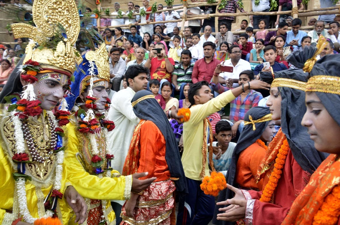 peदple gather in varanasi for watching nag nathaiya leela