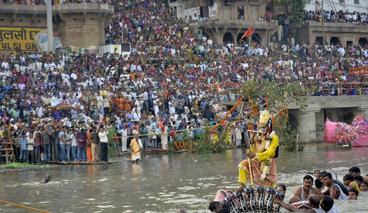 peदple gather in varanasi for watching nag nathaiya leela