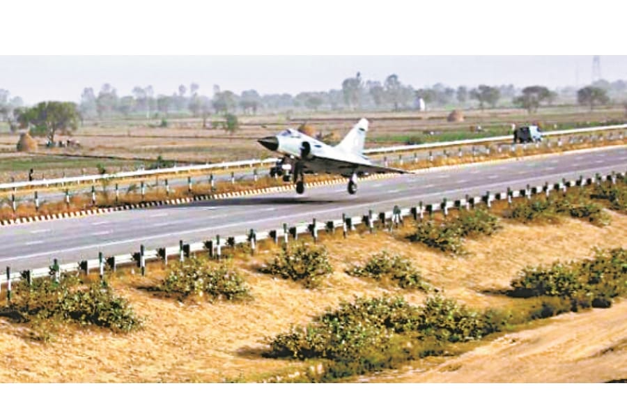 air force planes to perform operational exercise on   lucknow agra express way.