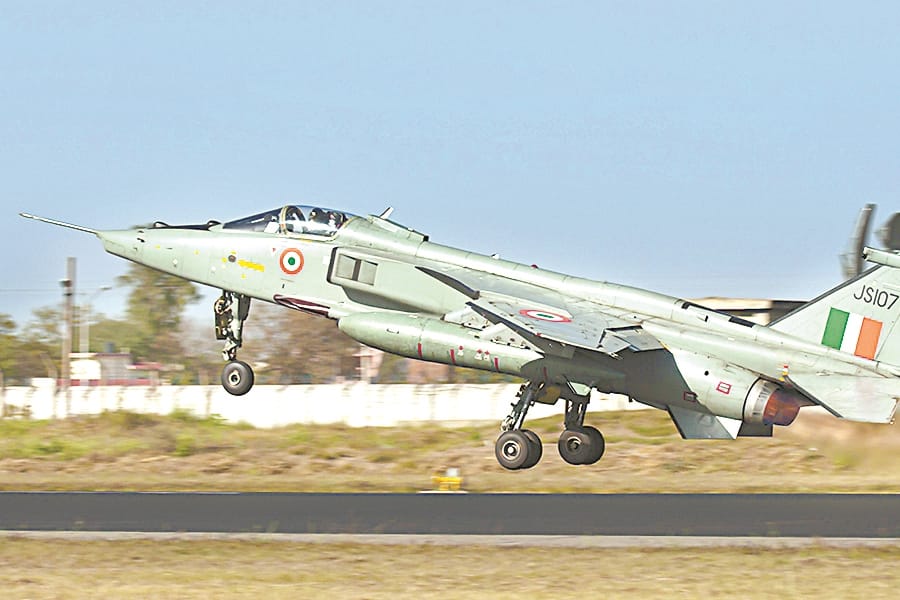 air force planes to perform operational exercise on   lucknow agra express way.