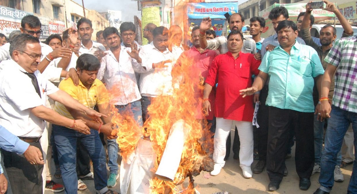 व्यापारियों, वकीलों ने जीएसटी बिल का पुतला जलाया