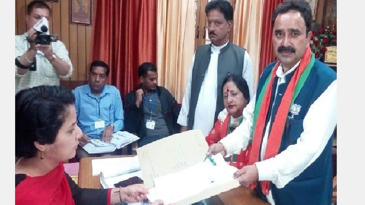 वीरभद्र के खिलाफ अर्की से रत्न सिंह ने भरा नामांकन