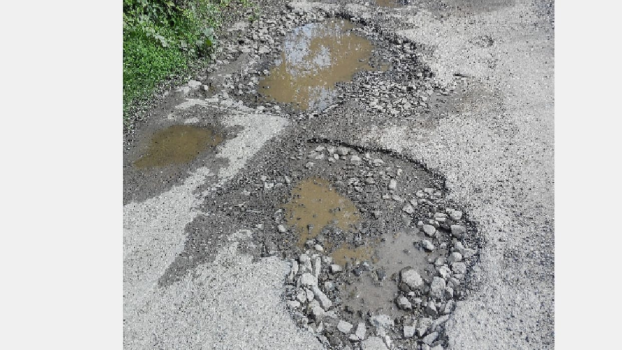 एसई ने उखड़ी सड़क और डंगों के पुन: निर्माण के दिए आदेश