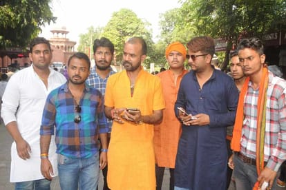 hindu yuva vahini chanted shiv chalisa on tajmahal
