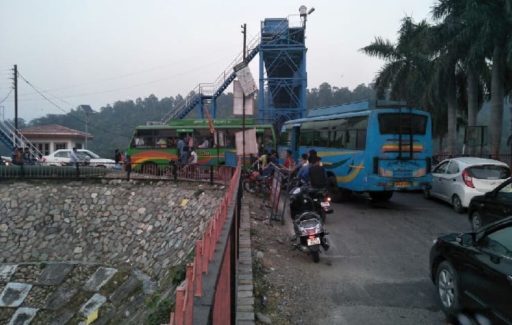 Traffic jam on tourists rising on Sunday