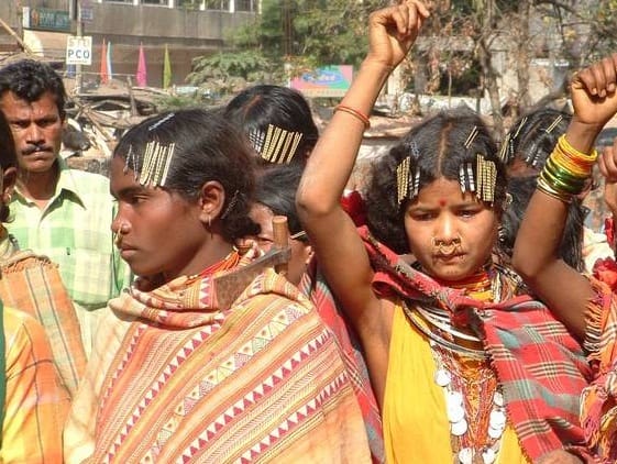 tribal woman of Chhattisgarh wear blouse free saree 