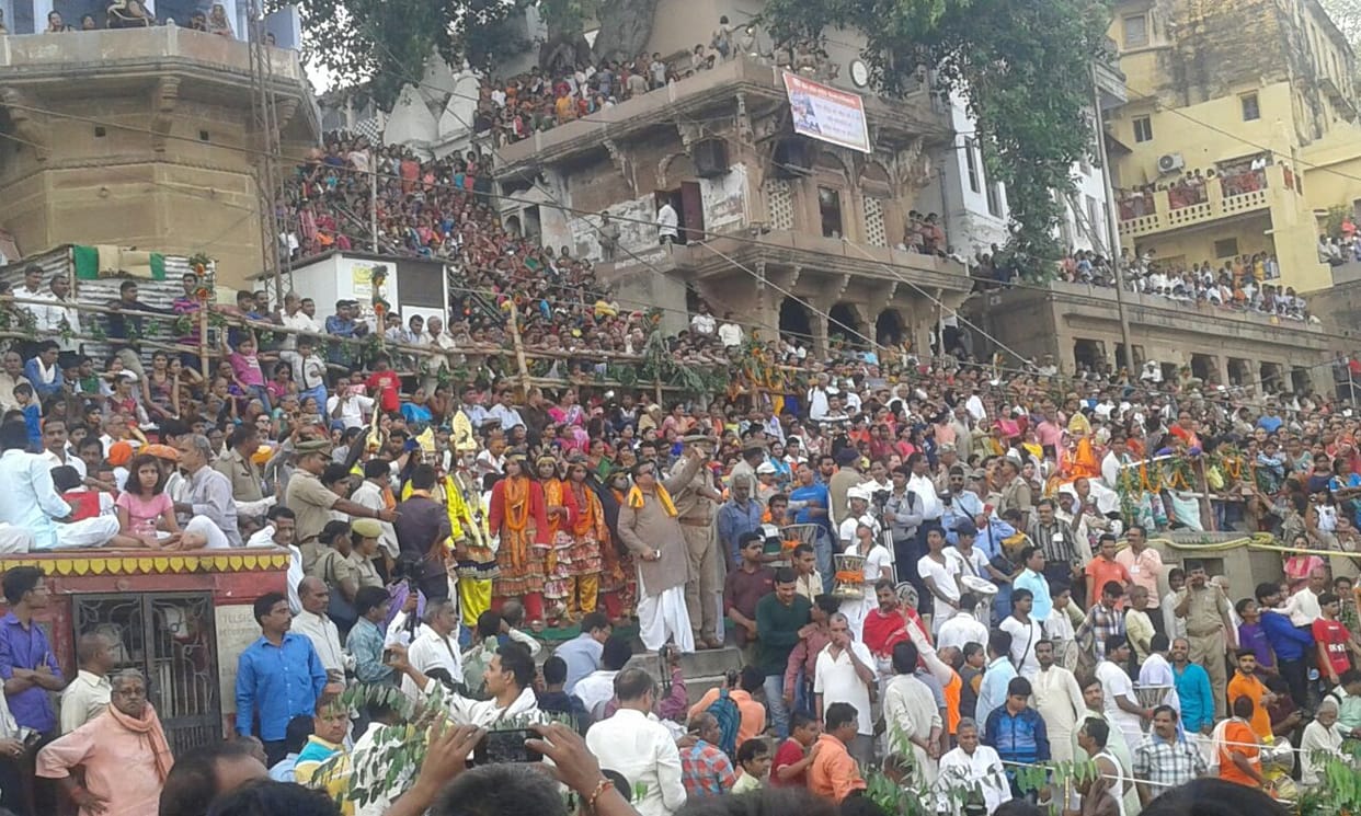 peple gather in varanasi for watching nag nathaiya