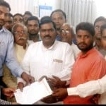 कासगंज कलक्ट्रेट पर एडीएम को ज्ञापन देते अखिल भारतीय क्षत्रिय महासभा के लोग