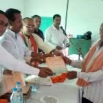 कर्जमाफी का प्रमाण्ा पत्र देते मुख्य अतिथि ।