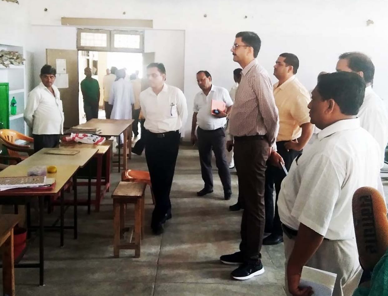 आवास आयुक्त को दफ्तर से गायब मिलने चकबंदी अफसर