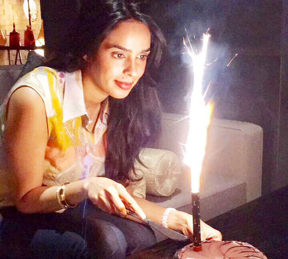 mallika sherawat share her birthday photo on twitter handle
