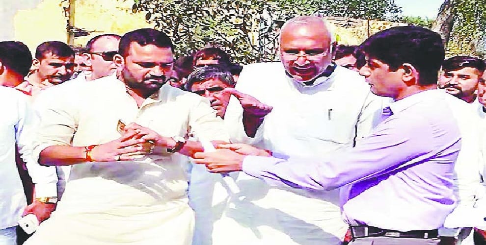 BJP MLA told DCO Samajwaadi party agent, mobile chhina
