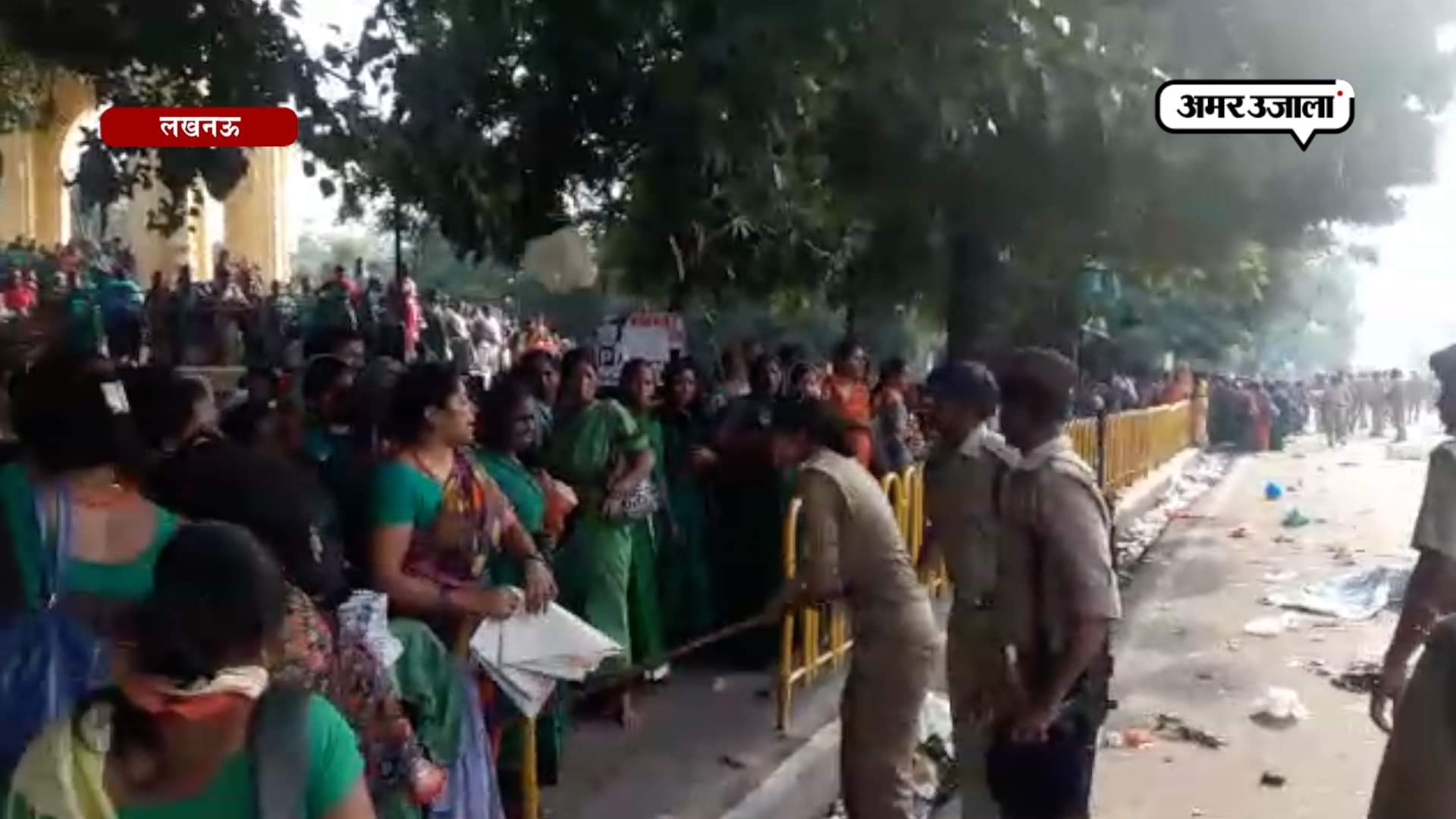 लखनऊ में लगातार दूसरे दिन आंगनबाड़ी कार्यकर्ताओं पर बरसीं पुलिस की लाठियां