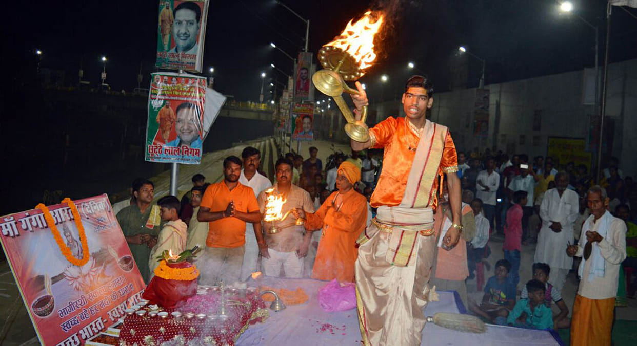 बरूथनी नदी पर आरती में शामिल हुए श्रद्धालु