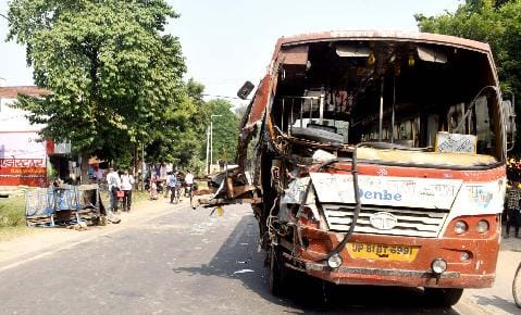 बस और ट्रैक्टर की भिड़ंत में दंपति समेत 14 यात्री घायल