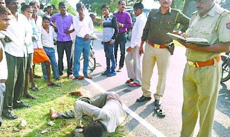 बाइक से टकराई स्कूली बस, युवक घायल