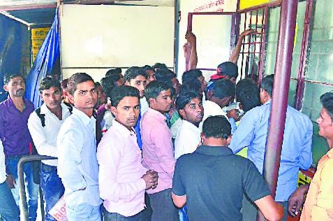 एआरटीओ कार्यालय में चलता है दलालों का राज