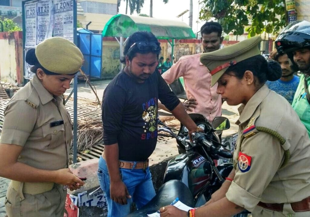 एंटी रोमियो दस्ते मनचलों से की पूछताछ