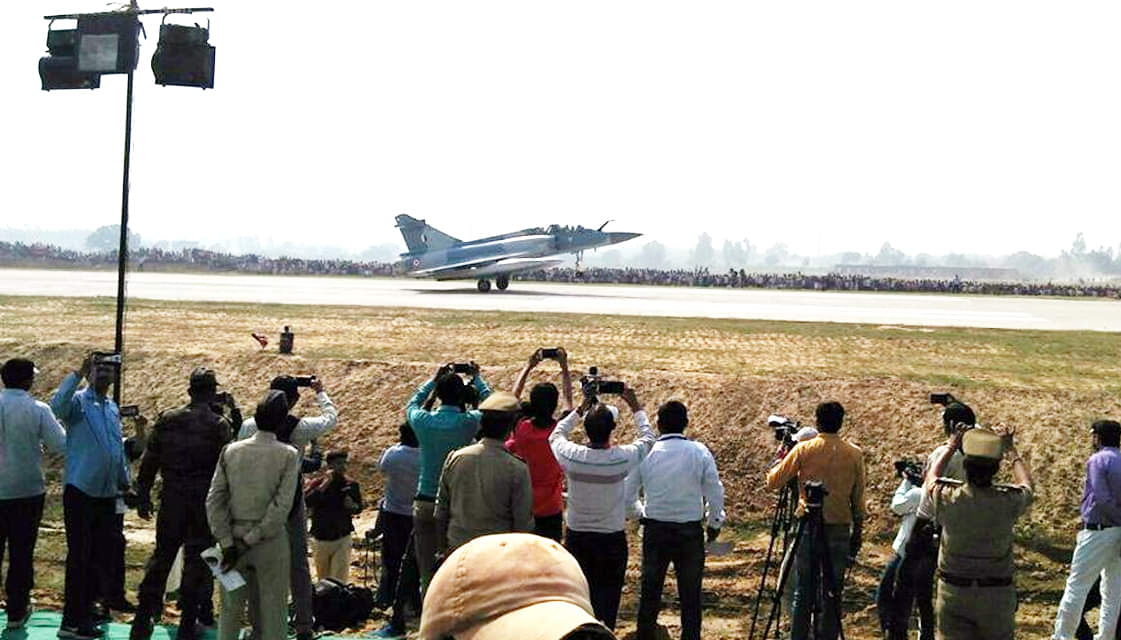 Air Force showing feat on Lucknow-Agra Express today