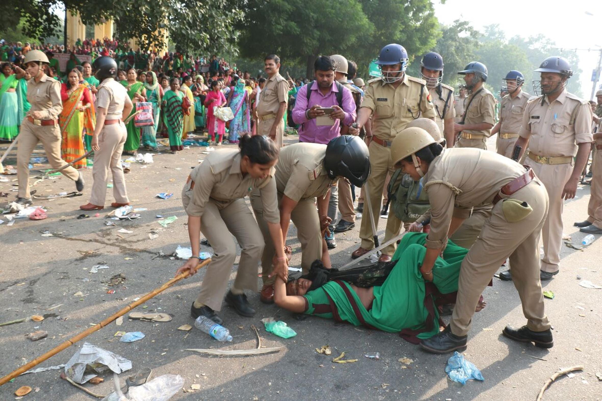 anganwadi activists protest continue in Lucknow.