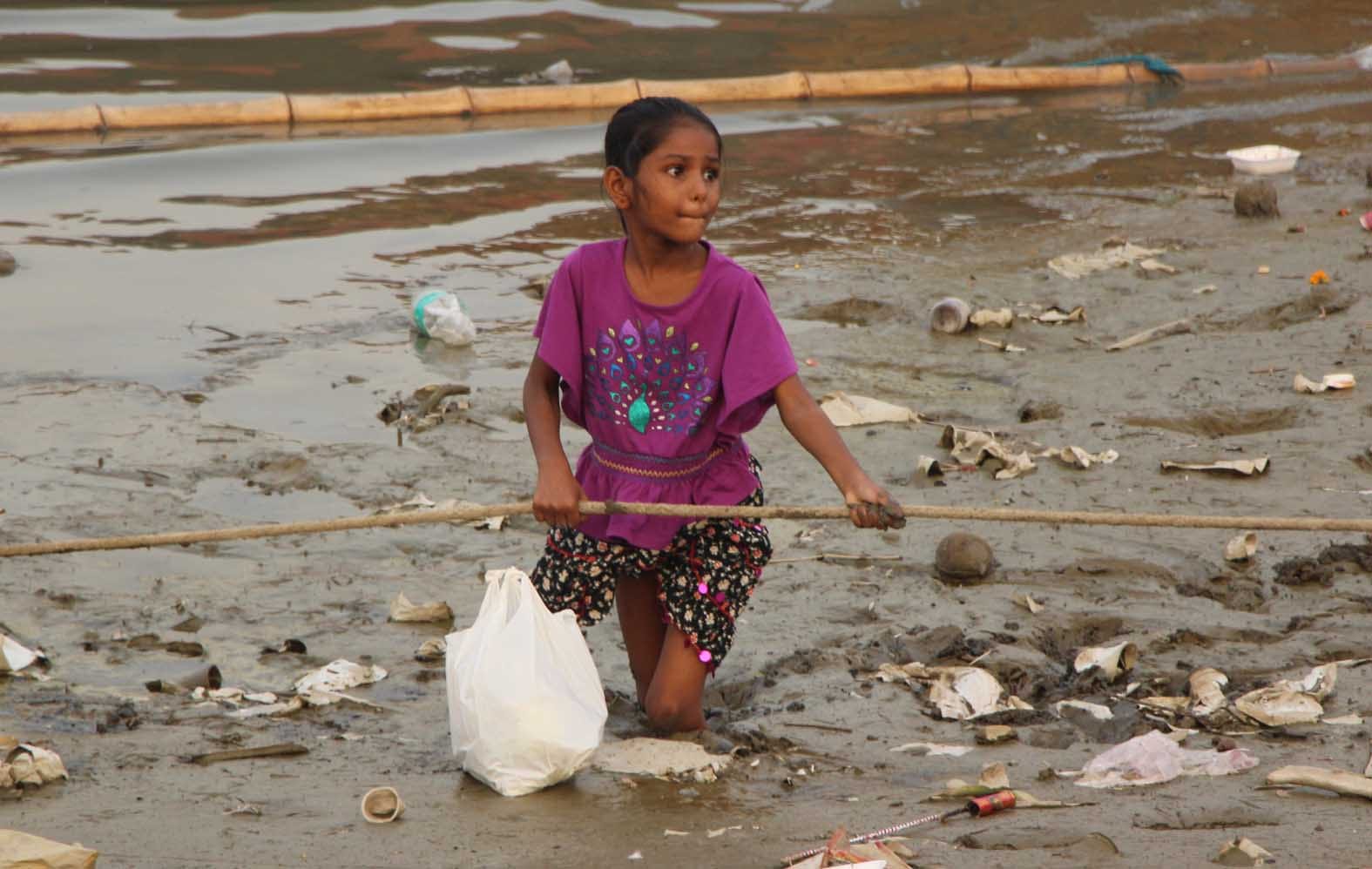 see th photos of minor girl trapped in swamp at  varanasi
