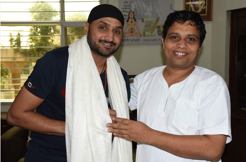International cricketer Harbhajan Singh Talk with balkrishna in Patanjali