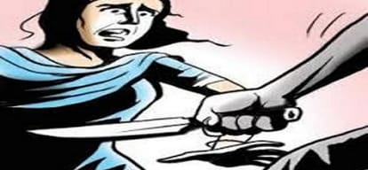 In a mutual dispute, boyfriend attacked with knife on girlfriend in noida 