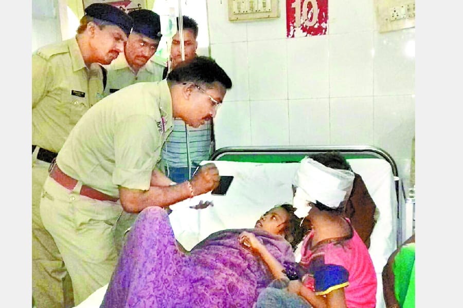 two drumk men threw three girls out of the train in sitapur.