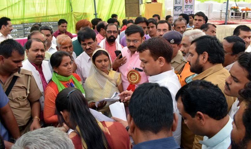 प्रभारी मंत्री के सामने किया प्रदर्शन, जताया रोष