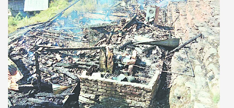 eight shops and house on fire in kupvi shimla 