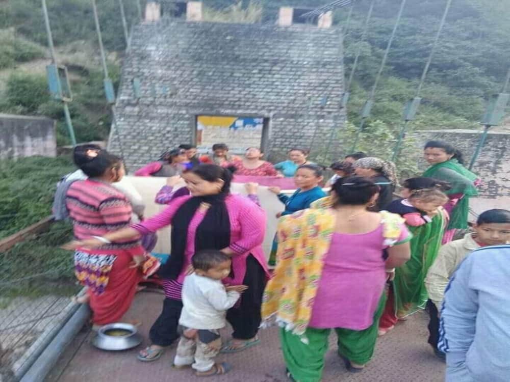 woman gave birth a girl child on bridge in Tiuni