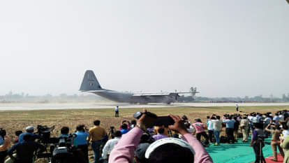 एक्सप्रेस-वे पर उतरता विमान