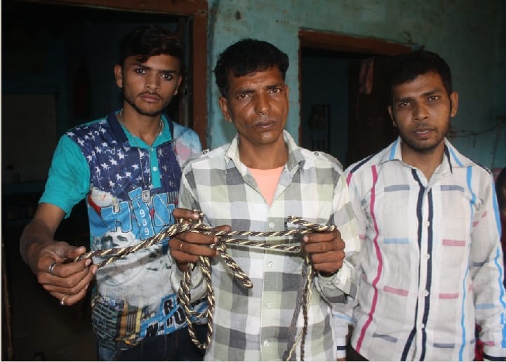 Rickshaw driver's family looted
