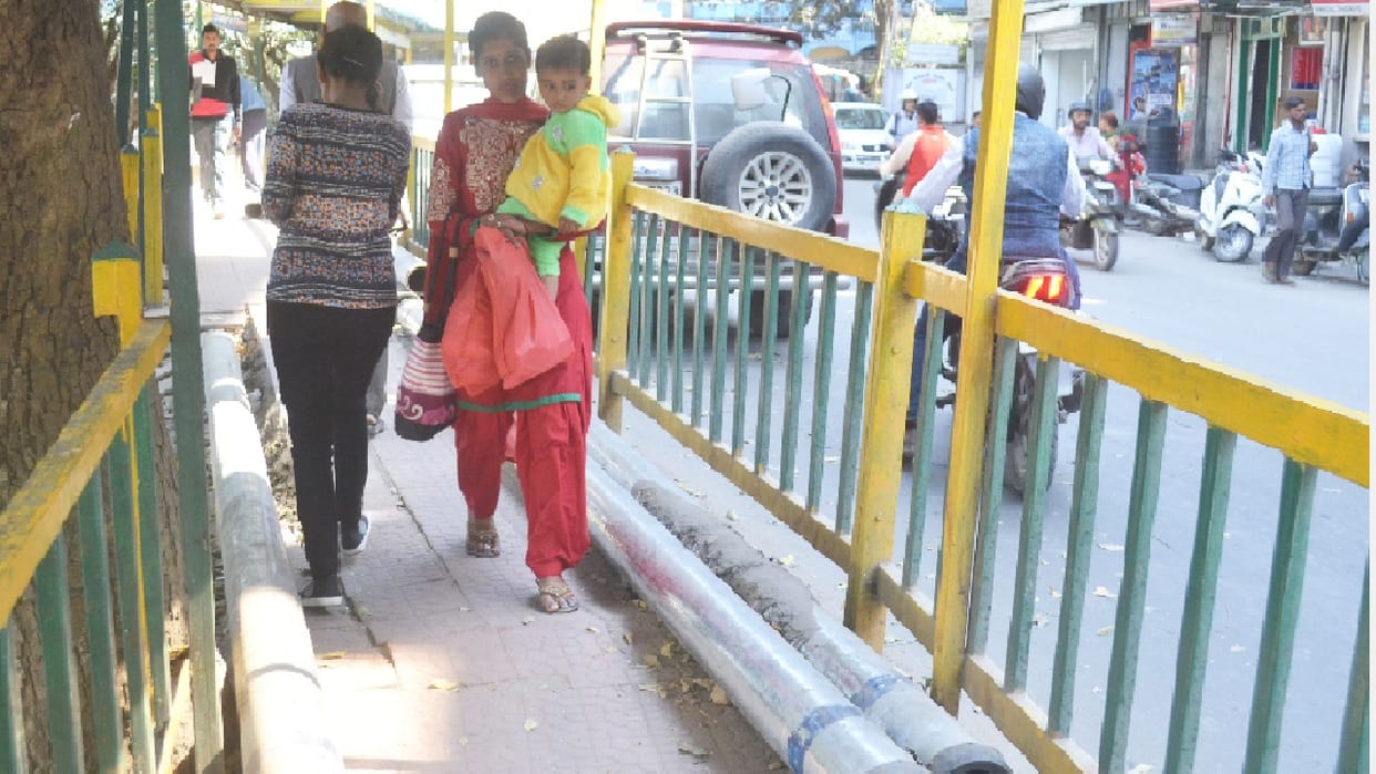 पैदल रास्ते में पाइपें रखने से परेशानी